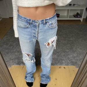 slitna jeans - snygga levis jeans, storlek w32 l34, passar mig som vanligtvis har stl S🧖🏼‍♀️
