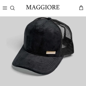MAGGIORE keps - Fin MAGGIORE keps som i tillfället är slutsåld på deras hemsida…. Kepsen är i nyskick och MAGGIORE påsen till kepsen följer med vid köp.  Ps på påsen finns en liten fläck Nypris 550kr Vårat pris 250 budgivning  Pm om mer info 