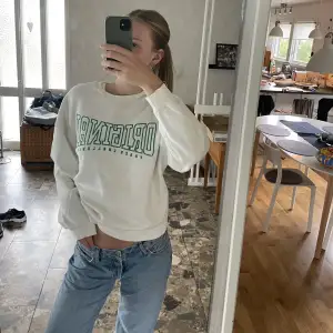 Jätte fin collage sweatshirt från Gina trixig, jätte bra skick, använd fåtal gånger. Sitter jätte snyggt på, storlek S  Köpare står för frakt 