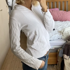 Vit hoodie - Snygg vit hoodie, väldigt skön! 