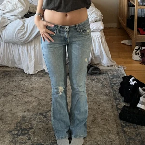 Levis jeans  - Lågmidjade bootcut Levi’s jeans! Ljusblå och supersnygga, midjemått 38 cm, innerbenslängd 83 cm! Modell: superlow bootcut 🖤