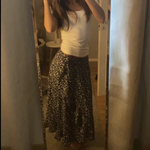 blommig lång kjol - säljer denna super söta långkoken ifrån only, aldrig använd endast testad!! den är i storlek xs men passar xxs-s. pris kan diskuteras💞nypris: 400