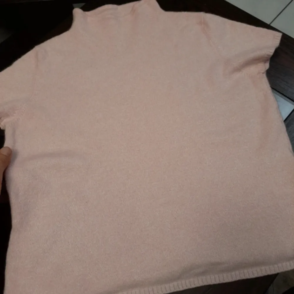 Rosa cashmere tshirt i väldigt bra skick. Strl s, köp direkt för 300💕. T-shirts.