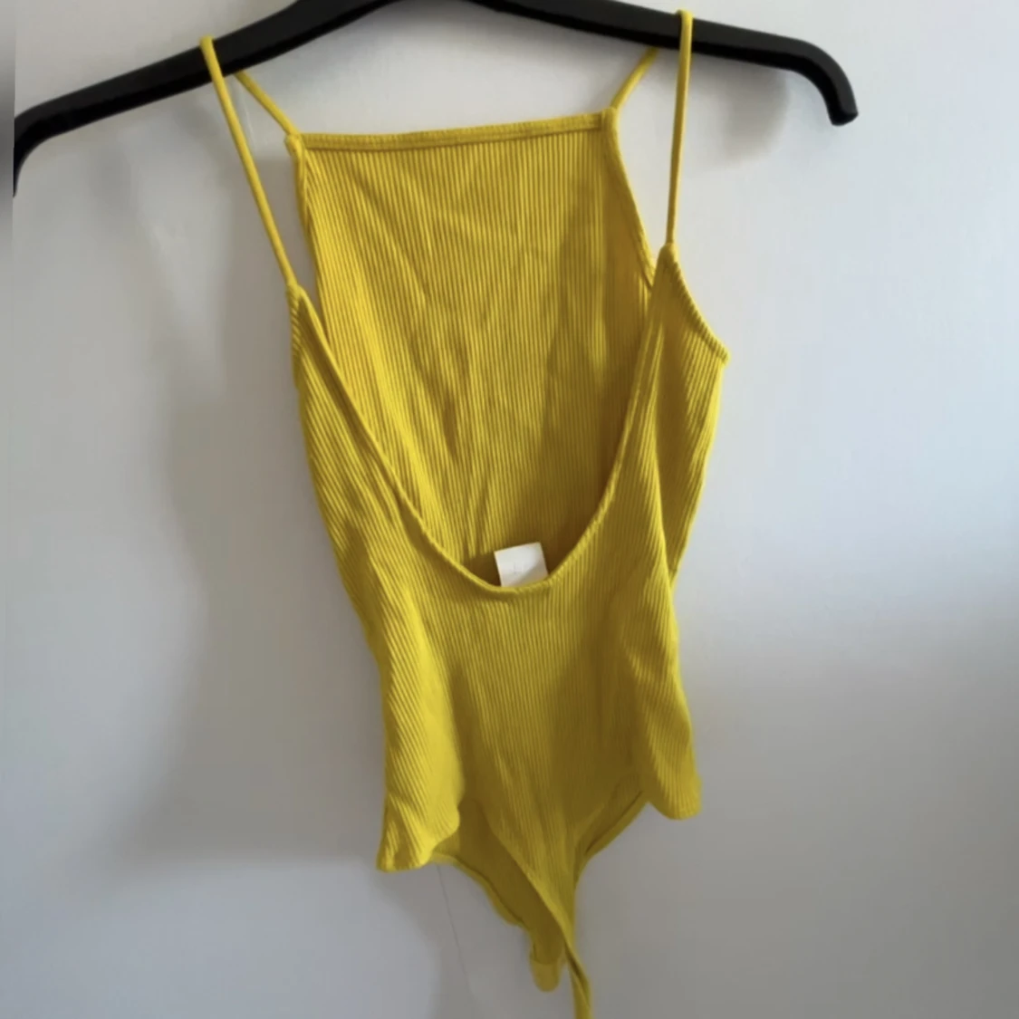 Gul body med öppen rygg - 90