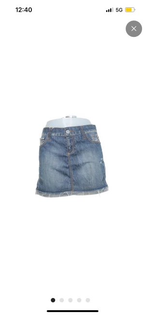 Jeanskjol  - Lågmidjad jeanskjol i storlek 27, lite stor på mig som vanligtvis bär S/36. 