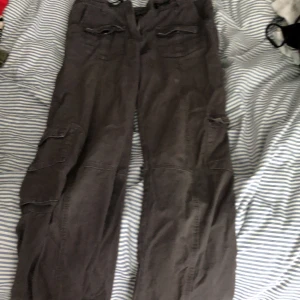 Gråa cargos  - I bra skick har haft på mig nån gång 