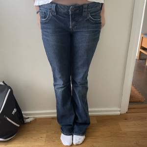 Säljer mina lågmidjade jeans köpa på secondhand! Är från märket silver jeans och har coola detaljer både på fram-och bakfickorna! De är storlek 36 men passar även 38