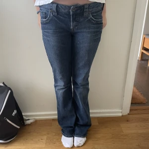 Lågmidjade jeans  - Säljer mina lågmidjade jeans köpa på secondhand! Är från märket silver jeans och har coola detaljer både på fram-och bakfickorna! De är storlek 36 men passar även 38