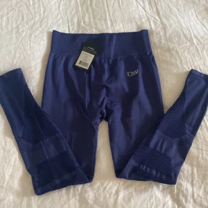 ICIW tights - Blålila träningstights från ICIW. Helt oanvända med lappen kvar. 