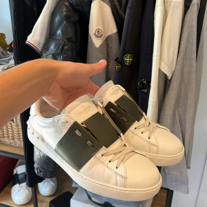 Valentino open skor - Olivgröna valentino open i storlek 42, passar 42,5-43. Skick 8-9/10 general wear. Kommer med allt orginal, box, skosnören och dustbag. Nypris 6200 mitt pris 3500 men tar emot rimliga bud. Bara att skriva vid frågor eller funderingar! :)
