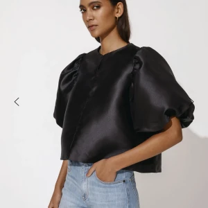 By Malina  - Säljer min sparsamt använda By Malina blus i strl XS Nypris är 2.200kr 