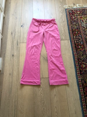 Velour byxor  - Rosa velour byxor från Gina tricot i storlek S. Väldigt fint skick, använda några gånger bara. Säljer för att jag aldrig använder plus att dom är för små för mig. Nypris är 250 kr. Jätte sköna att ha en höstig dag, köparen står för frakten. 😊