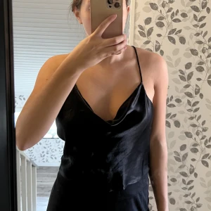 Zara topp - Säljer denna superfina satin topp! Helt oanvänd då den känns lite stor på mig. Superfint & lent material. 