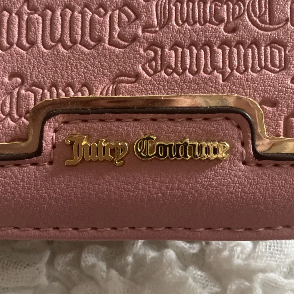 Helt fräsch och ej använd plånbok från juicy couture. Superfin och praktisk med flertal fickor som ger plats åt mycket åt gången💕💕. Väskor.