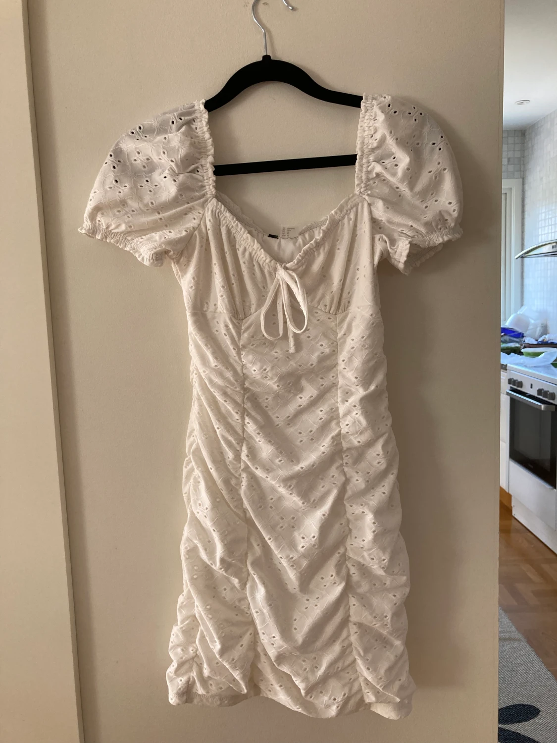 Vit blommig bodycon klänning! - 90