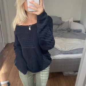 Stickad tröja - Säljer denna stickade tröja med öppen rygg