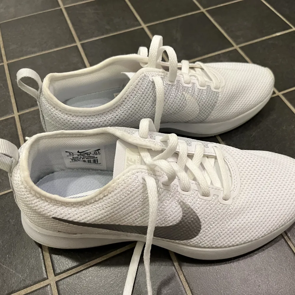 Helt oanvända träningsskor/sneakers från Nike. . Skor.