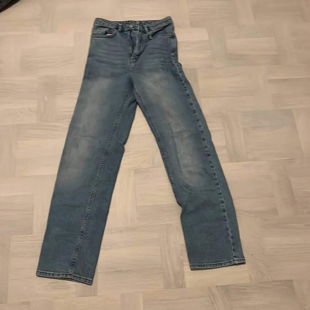  ganska använda jeans från C.W. De är highwaist och raka i modellen . Jeans & Byxor.