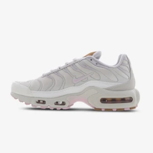 Nike Air Max Plus Shoes   - Grå/Vita Nike skor med rosa detaljer. Använda i några månader men fräsha fortfarande.