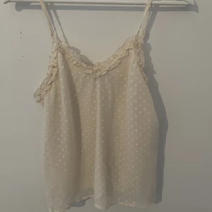 Vit fest topp - Säljer nu denna gulliga vita topp ifrån bikbok. Plagget har används ett fåtal gånger och är i bra skick. Plagget är ifrån bikbok i storlek xs. Säljer då plagget är förlitet. Hör av dig om du har frågor.💗