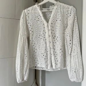 Broderad blus New Yorker - Vit ”broderad” blus i storlek S från New yorker inköpt i år. Skulle säga att den är ganska liten i storleken. Så söt & fin modell 🤍