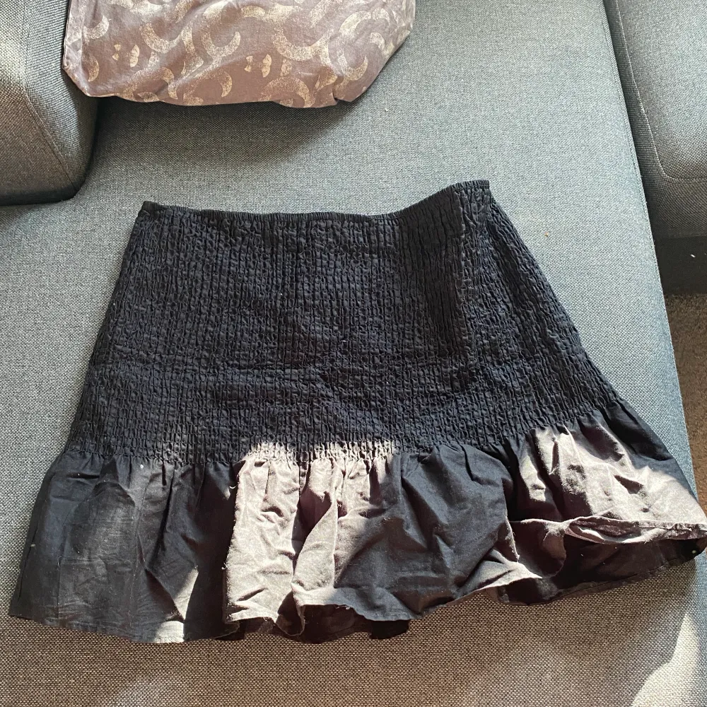 Jätte fin h&m kjol säljs då jag inte får användning för den och den är för stor :) kan bara ta betalt via Swish!!!. Kjolar.