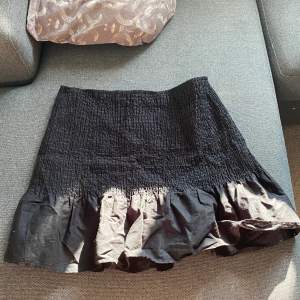 Jätte fin h&m kjol säljs då jag inte får användning för den och den är för stor :) kan bara ta betalt via Swish!!!