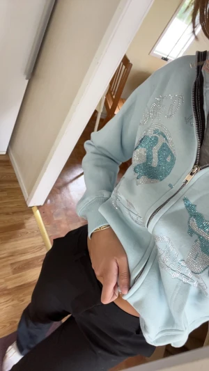 aim for the moon hoodie  - Säljer nu denna sjukt snygga aim for the moon rhine stone zip hoodie, endast använd 2 ggr