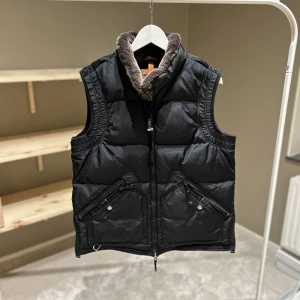 Parajumper väst  - En parajumper väst som är använda fåtal gånger och mycket fint skick! Säljes pågrund av blivit för liten och inte använt den på ett tag!