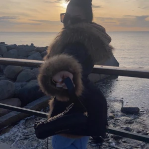 Vinterjacka  - Jag säljer denna jackan som är så populär och varm, denna jackan har mycket päls överallt. 