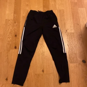 addidasbyxor - fina träningsbyxor som är typ helt nya❤️