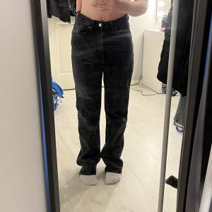 Superfina raka jeans från weekday i modellen Rowe! Storlek 27/32 men sitter som en 38. Längden är perfekt på mig som är ca 165cm!