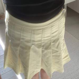 Din gul kjol från H&M säljer pga av att den ej passar längre samt inte min stil💛☀️ (Frakten är inräknad)