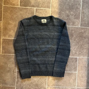 Vintage Stickad tröja - Stickad tröja i ylle och viskos. Bra skick! Står L i men passar S. Perfekt inför hösten. Kom gärna med bud