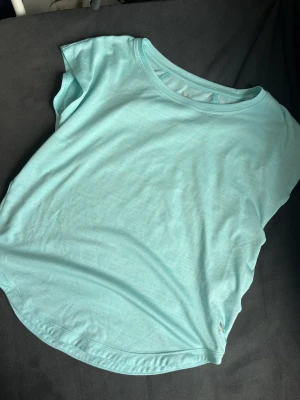 Träningströja - Säljer denna turkosa träningströjan. Köpt på stadium, storlek 146/152💕💕