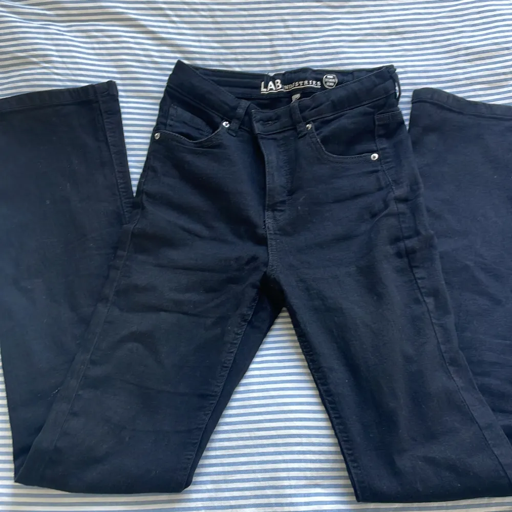 Jag säljer ett par svarta jeans ifrån Kappahl på grund av att de är försmå för mig och jag har då växt ut de. Jeansen är i gått skick och har inte används många gånger. Jag säljer dom för 100kr men priset går att diskuteras. De tvättas innan de skickas 😊. Jeans & Byxor.