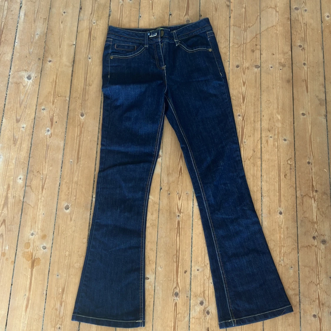 Jeans med mörk tvätt