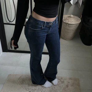  Low waist jeans  - Super fina jeans som tyvärr inte kommer till så mycket användning men såååå fina. Dem är nästintill oanvända, inga spår på användning. Passar 160