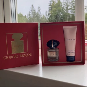 parfym my way - my way pafrymen som är använd 3 gånger+ body lotion i samma doft som jag aldrig använt då det är helt nytt, säljer pga att jag inte använder den doften, orginalpris på kitet är 1611 som billigast❤️ (pris kan diskuteras)