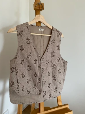 Väst från Kappahl  - Säljer en väst från Kappahl Newbie Collektion🌱 Skick: Mycket bra, som ny  Material: 100% bomull  Storlek: S Pris: 150 inklusive frakt ✨inga husdjur eller rökning
