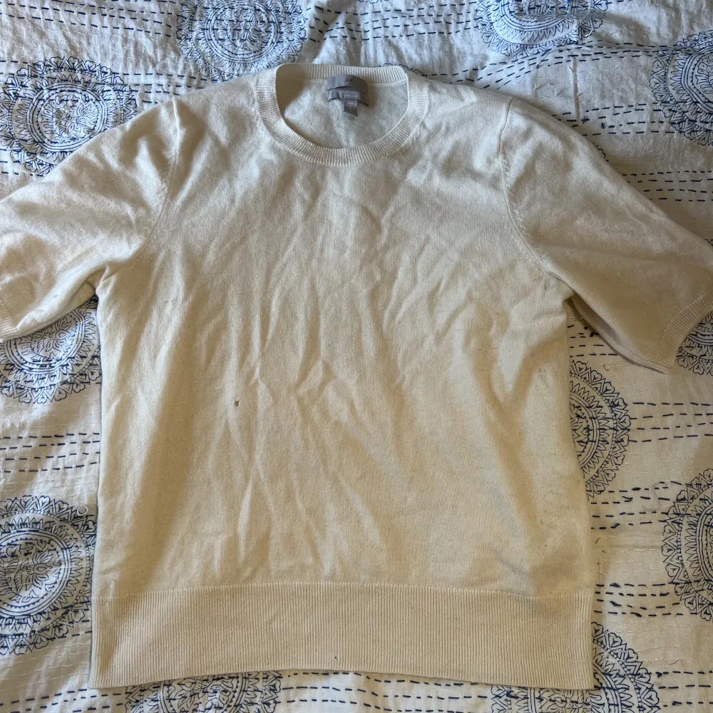 En kortärmad Kashmir tröja i krämvit från H&Ms gamla kollektion🤍🤍 Sååå mjuk och härlig men tyvärr lite liten på mig:(( *notera litet hål i mitten . Tröjor & Koftor.