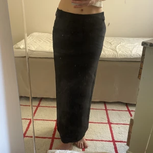 Låg midjas kostymkjol  - Skit snygg kostym lång kjol men det är inte min stil så den kommer inte till använd tyvärr   Jag sydde in den så taggen är inte kvar 