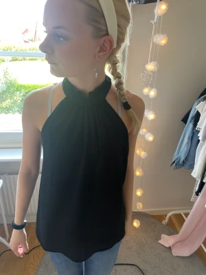 Svart topp  - Säljer denna super fina svarta toppen, nyskick. Har i svart också. Hör av er om ni är intresserade🫶🏻