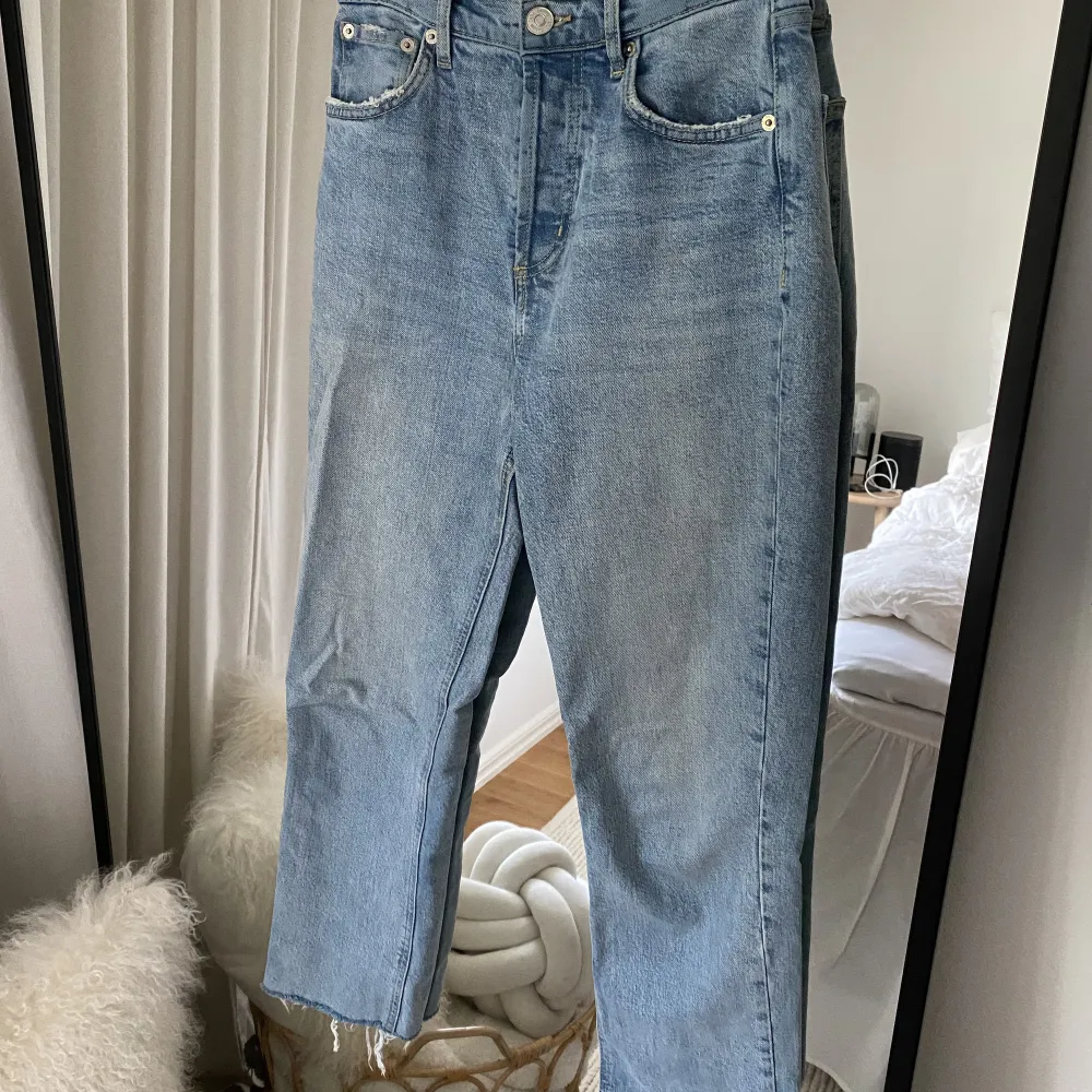 Jeans från Zara i storlek 36. Längden är ungefär 94cm. . Jeans & Byxor.