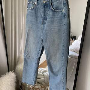 Jeans från Zara i storlek 36. Längden är ungefär 94cm. 