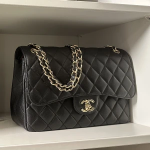 Handväska - INTRESSEKOLL Handväska i äkta 7a läder, kvalité och utseende ser ut som original i stort sett. Använd max 5 gånger och nu står den bara i garderoben. Stl large/30cm    OBS! Ser ut som silver pga ljuset men detaljerna är mässing.