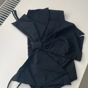 Snygg topp - Rosett topp, inte använd mycket 1-2 gånger💓 säljer för den inte används, storlek 34, från hm