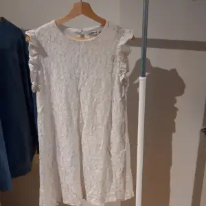 En vit klännong som skulle passat till lite vad som. JÄTTE fin o gullig. Har dedaljer vid ärmarna som man kan se på bild 2! 🤍🤍