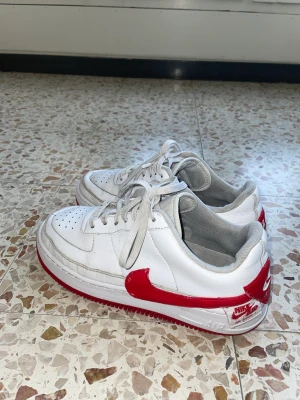 Air Force 1 - Är små i storleken.  (Passar mindre fötter) Pris kan diskuteras.