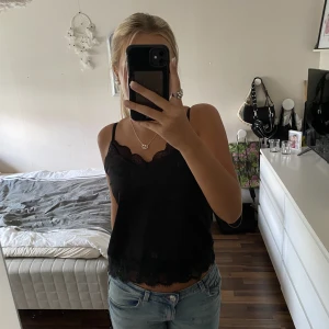 Spetslinne - Säljer detta fina spetslinne från hm i bra skick💓 